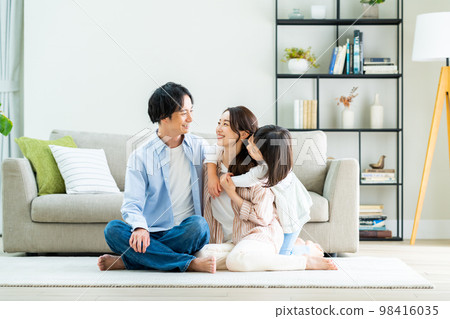 一個在客廳裡放鬆的年輕家庭 一個在客廳裡放鬆的年輕家庭 98416035