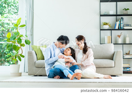 A young family relaxing in the living room　 98416042