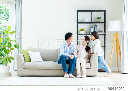 A young family relaxing in the living room　 98416051