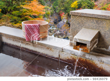 溫暖舒適的露天浴池的形象 98416079