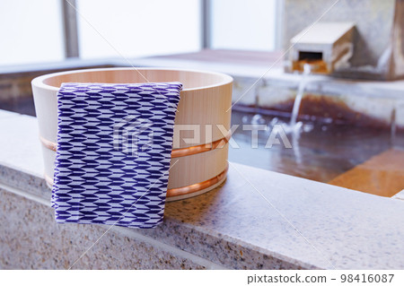 溫暖舒適的露天浴池的形象 98416087