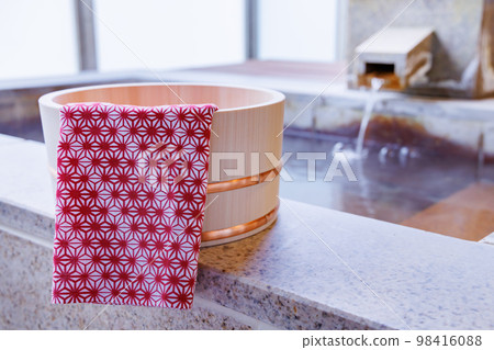 溫暖舒適的露天浴池的形象 98416088