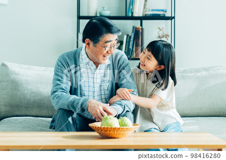 好朋友爺爺和孫子在客廳 好朋友爺爺和孫子在客廳 98416280
