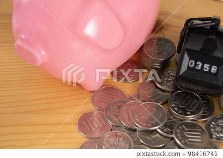 豬存錢罐和100日元硬幣 98416741