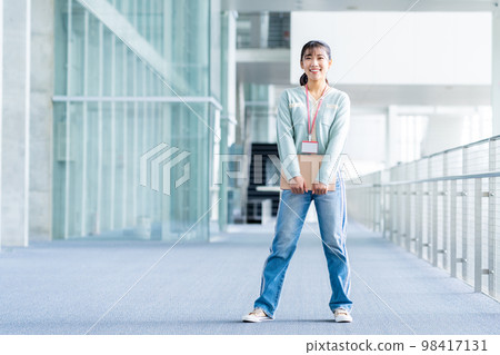 辦公室裡的年輕工程師女人 辦公室裡的年輕工程師女人 98417131