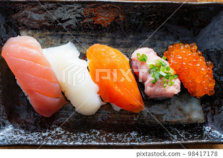 [Food material] Sushi served on a plate [Nagano Prefecture] 98417178