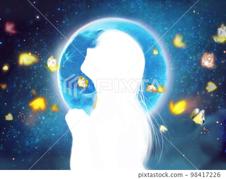 一個長發女孩的剪影插圖，在夜空背景下祈禱，藍色滿月和黃色蝴蝶飛來飛去 98417226