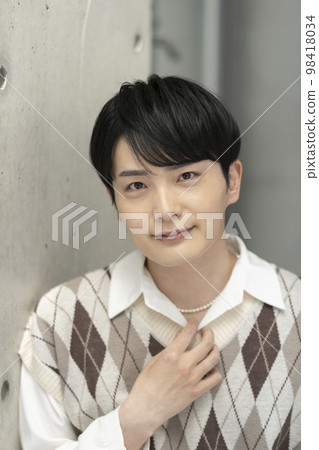 Portrait of a young man smiling looking at the camera 98418034