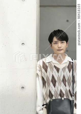 一個二十多歲的男人看著相機的畫像 一個二十多歲的男人看著相機的畫像 98418103