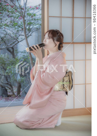 Ehomaki and women Ehomaki and women 98418366