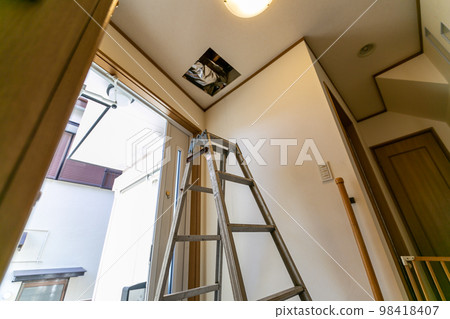 Ceiling inspection door installation work Ceiling inspection door installation work 98418407