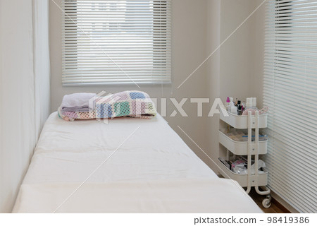 Beauty salon treatment room 98419386
