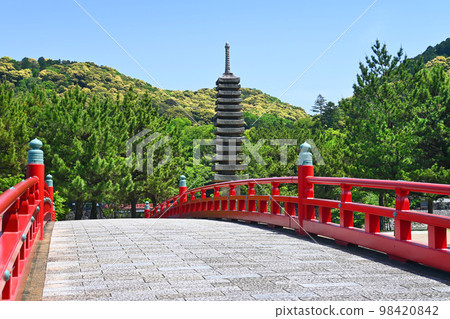 Kisen Bridge and Ukishima thirteen-storied stone pagoda over the Uji River in Kyoto Prefecture 98420842