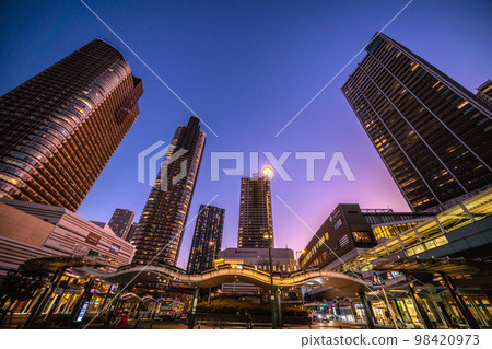 日本川崎城市景觀武藏小杉站和武藏小杉站前的塔樓公寓景觀 98420973