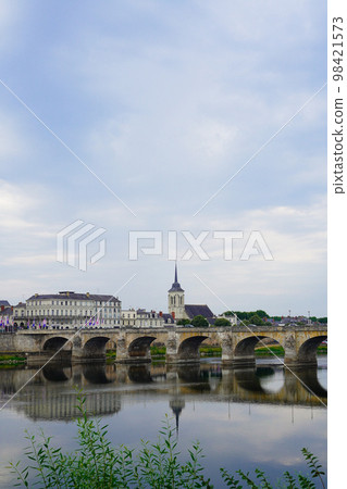 Beautiful Cesar Bridge in Saumur reflected in the Loire River, Loire Valley, France 98421573