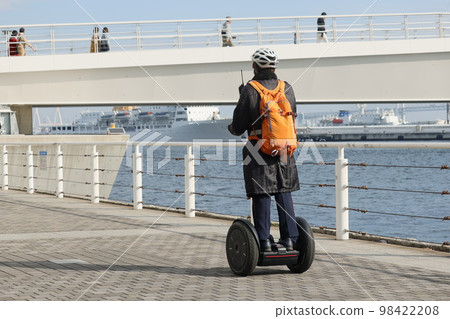Minatomirai 地區的一名保安在賽格威上巡邏 98422208
