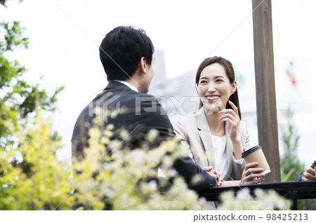 一個穿著西裝聊天的女人 98425213