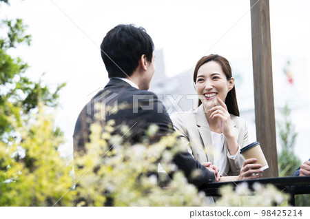 一個穿著西裝聊天的女人 98425214