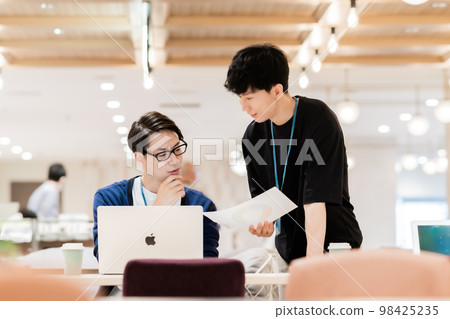 正在開會的女顧問 98425235