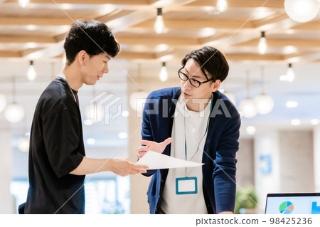Consultant woman having a meeting 98425236