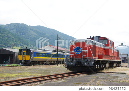 山口線津和野站內的特快Okito DD51 98425252