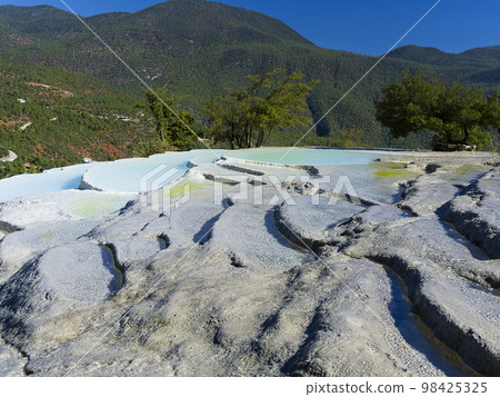 中國雲南 - 海穗石灰岩貨架/白水台，中國雲南 98425325