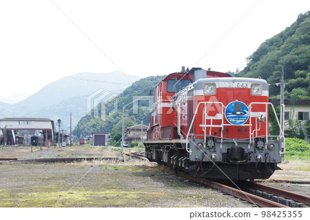 DD51 and turntable inside Tsuwano Station on the Yamaguchi Line DD51 and turntable inside Tsuwano Station on the Yamaguchi Line 98425355