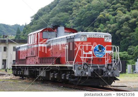 DD51 and turntable inside Tsuwano Station on the Yamaguchi Line 98425356