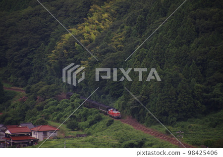 Yamaguchi Line Tsuwano area overhead view DL Yamaguchi DD51 98425406
