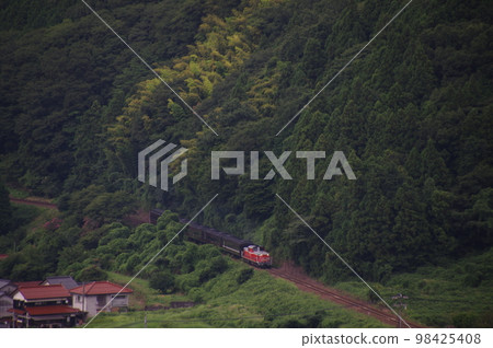 Yamaguchi Line Tsuwano area overhead view DL Yamaguchi DD51 98425408