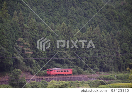 山口線 Watagawa 附近的地方火車 Kiha 40 98425520