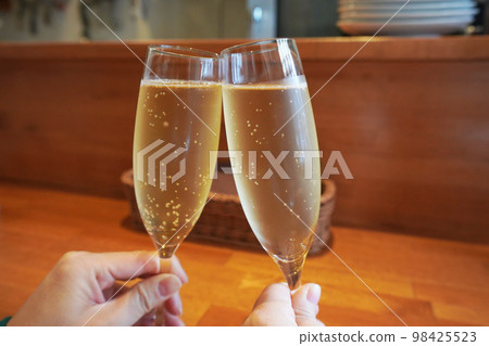 Hands toasting sparkling wine Hands toasting sparkling wine 98425523
