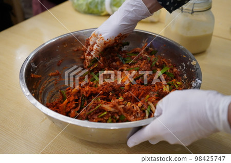Make kimchi 98425747