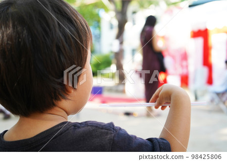 吃刨冰的孩子 98425806