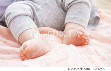 pink cloth and baby feet pink cloth and baby feet 98425808