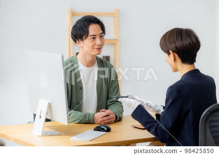 評估手錶的婦女 評估手錶的婦女 98425850