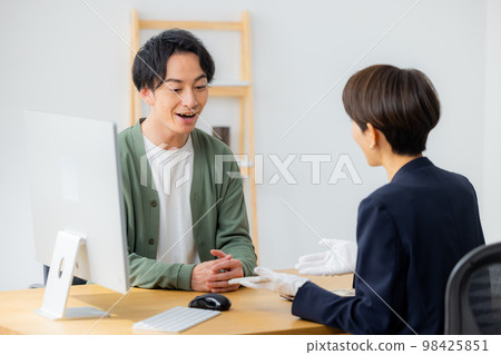 評估手錶的婦女 評估手錶的婦女 98425851