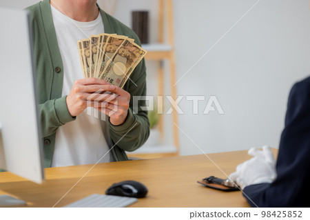 評估手錶的婦女 評估手錶的婦女 98425852