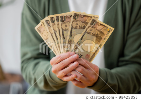 評估手錶的婦女 評估手錶的婦女 98425853