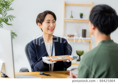 評估手錶的婦女 評估手錶的婦女 98425864