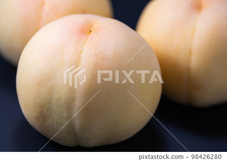 Shimizu white peach of fruit kingdom Okayama 98426280