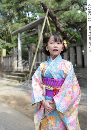 A 7-year-old girl visiting a shrine with Shichigosan A 7-year-old girl visiting a shrine with Shichigosan 98426499