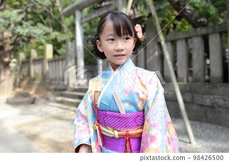 7歲的女孩和七五山一起參拜神社 98426500