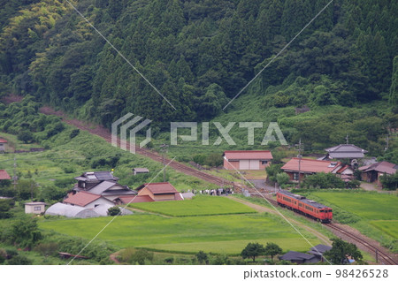 山口線津和野附近的俯視圖當地火車Kiha 47 98426528
