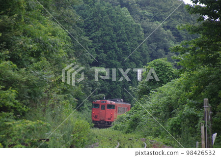 Yamaguchi Line near Niho local train Kiha 40 98426532