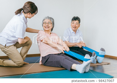 在療養院和物理治療師、護理人員和培訓師進行管訓練和康復訓練的老年男性和女性 98427007