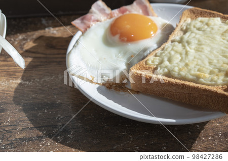 A delicious breakfast on the table 98427286