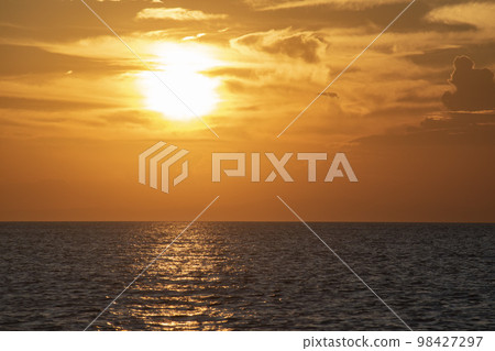 The sky and sea dyed beautifully in the sunset The sky and sea dyed beautifully in the sunset 98427297