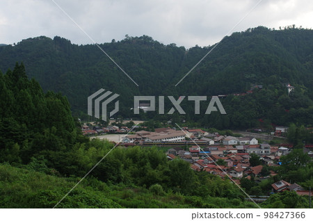 Overhead view near Tsuwano on the Yamaguchi Line Limited Express Super Okino Kiha 187 98427366