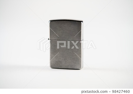 Zippo 油打火機銀白色背景 Zippo 油打火機銀白色背景 98427460